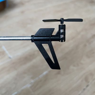 Height Holding Elicottero Distanza remota 15M HUGTEC 402-C Girare a sinistra-destra Elicottero giocattolo volante avanti-indietro