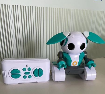 Robot didattici HUGTEC S024 Robot giocattolo Gestore a controllo remoto STEM 3 Musica plastica Funzione luce Automatica per unisex